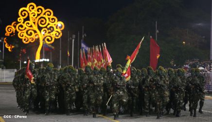 Desfile militar Pueblo-Ejército en Plaza de la Fé "Juan Pablo II"