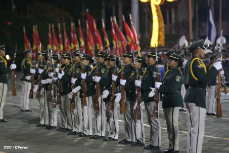 Desfile militar Pueblo-Ejército en Plaza de la Fé "Juan Pablo II"