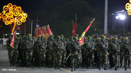 Desfile militar Pueblo-Ejército en Plaza de la Fé "Juan Pablo II"