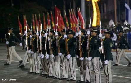 Desfile militar Pueblo-Ejército en Plaza de la Fé "Juan Pablo II"