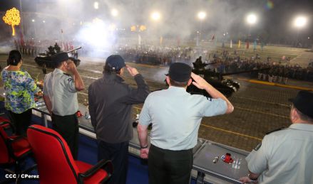 Desfile militar Pueblo-Ejército en Plaza de la Fé "Juan Pablo II"