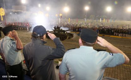 Desfile militar Pueblo-Ejército en Plaza de la Fé "Juan Pablo II"