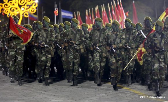 Desfile militar Pueblo-Ejército en Plaza de la Fé "Juan Pablo II"