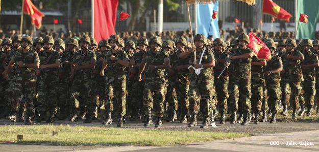 Desfile militar Pueblo-Ejército en Plaza de la Fé "Juan Pablo II"