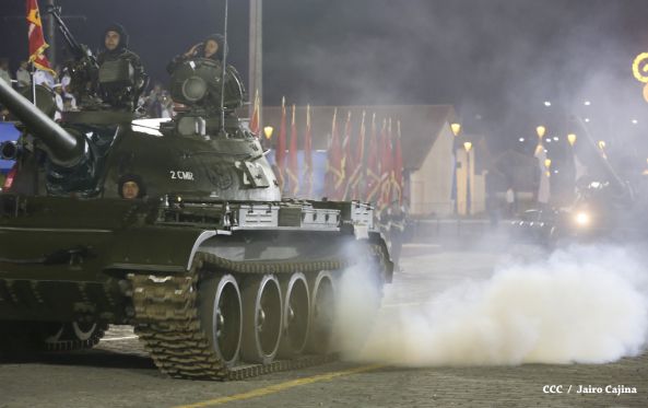Desfile militar Pueblo-Ejército en Plaza de la Fé "Juan Pablo II"