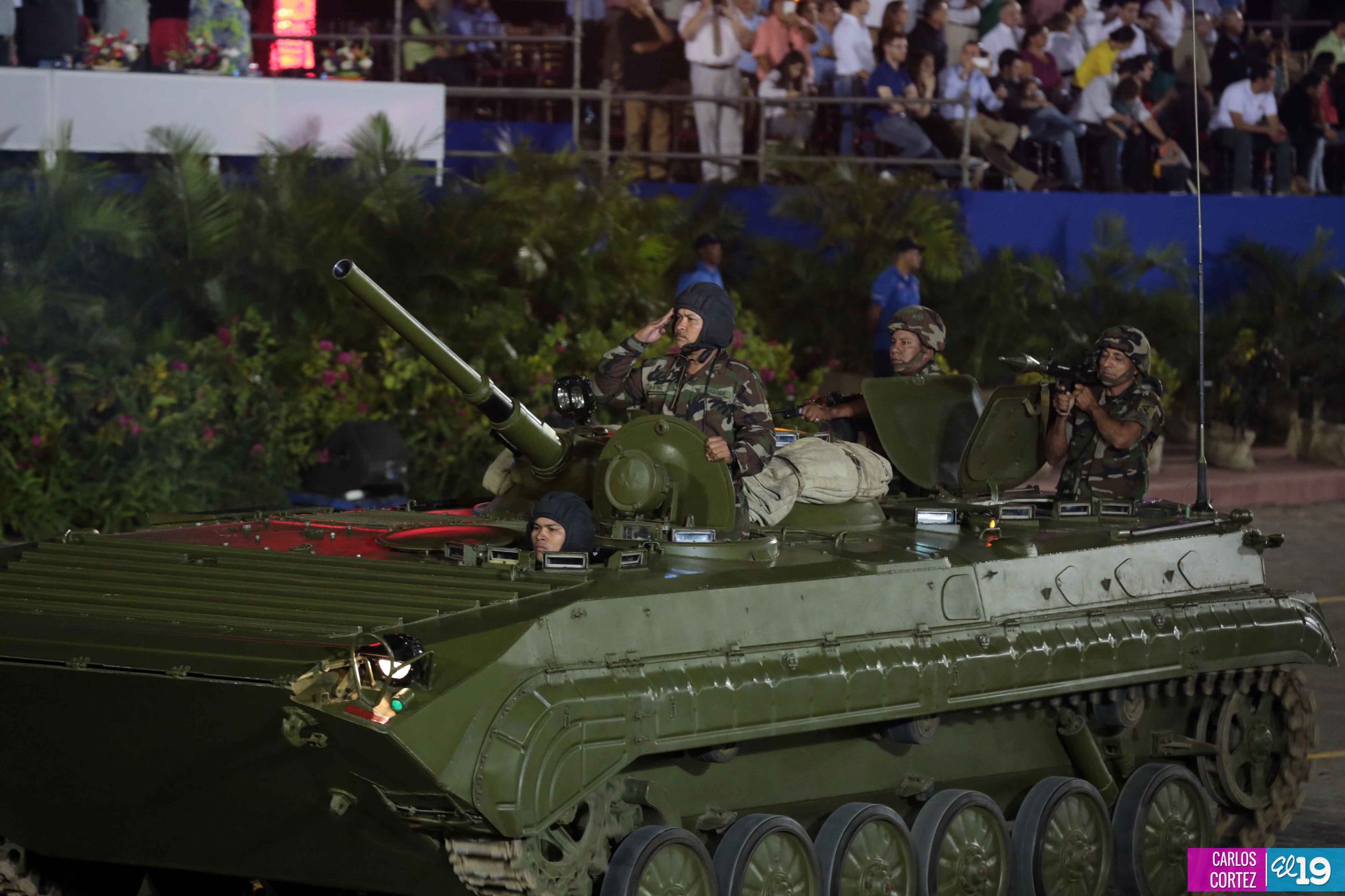Desfile militar Pueblo-Ejército en Plaza de la Fé "Juan Pablo II"