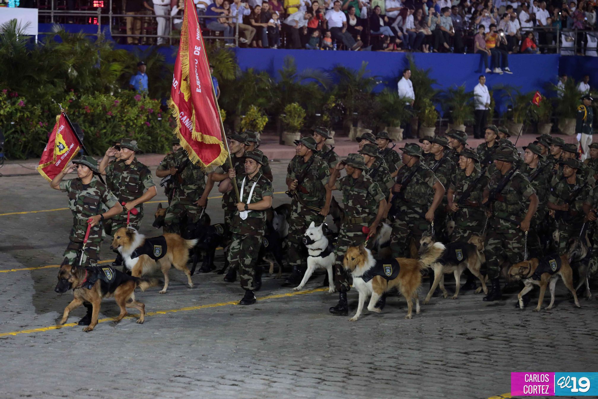 Desfile militar Pueblo-Ejército en Plaza de la Fé "Juan Pablo II"