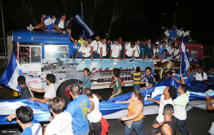 Una marea azul y blanca abraza a la selección nacional