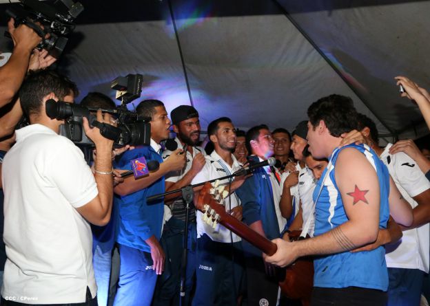 Una marea azul y blanca abraza a la selección nacional