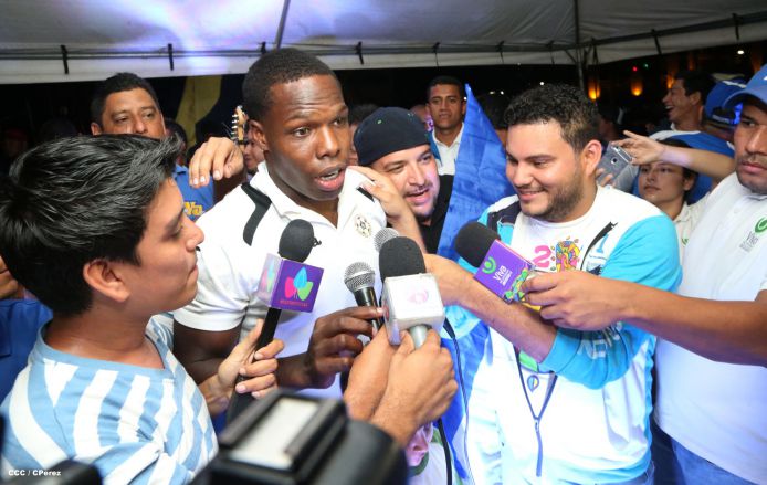 Una marea azul y blanca abraza a la selección nacional