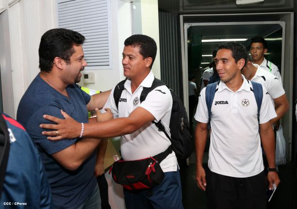 Una marea azul y blanca abraza a la selección nacional