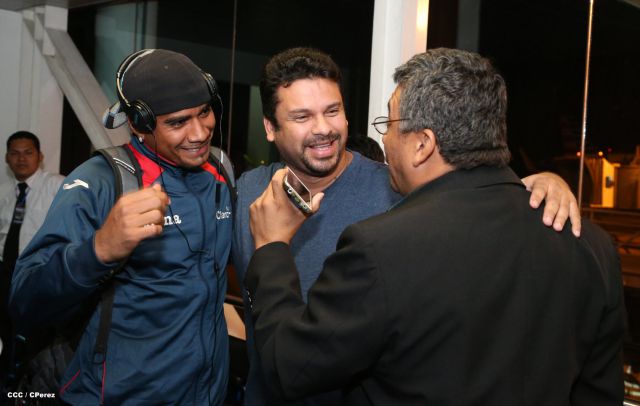 Una marea azul y blanca abraza a la selección nacional