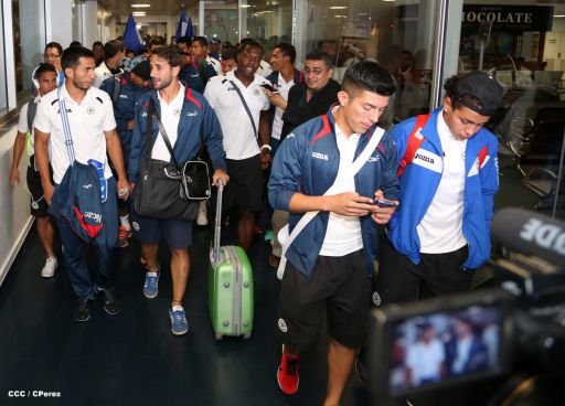 Una marea azul y blanca abraza a la selección nacional