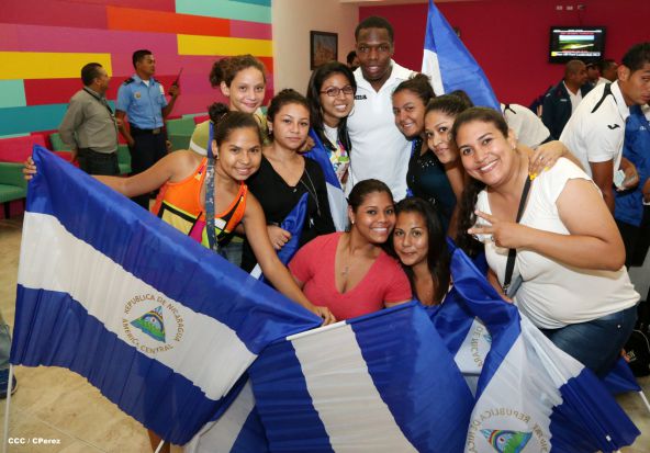 Una marea azul y blanca abraza a la selección nacional