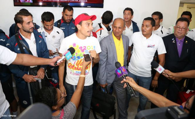 Una marea azul y blanca abraza a la selección nacional