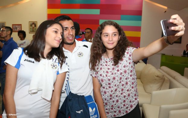 Una marea azul y blanca abraza a la selección nacional