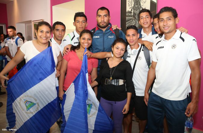 Una marea azul y blanca abraza a la selección nacional