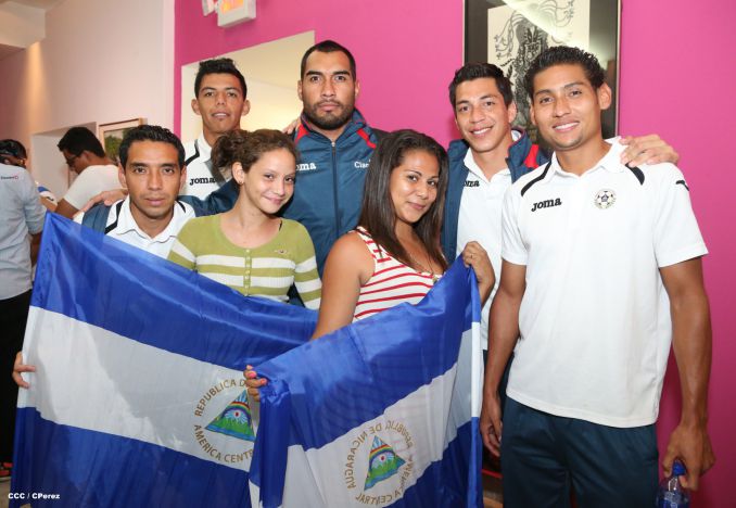 Una marea azul y blanca abraza a la selección nacional