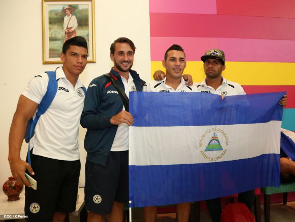 Una marea azul y blanca abraza a la selección nacional