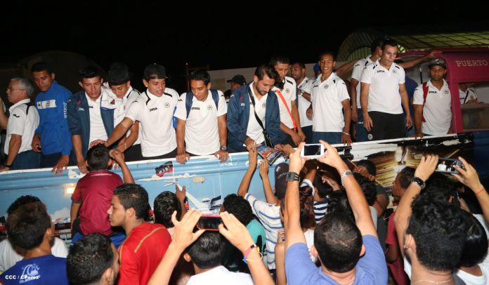 Una marea azul y blanca abraza a la selección nacional