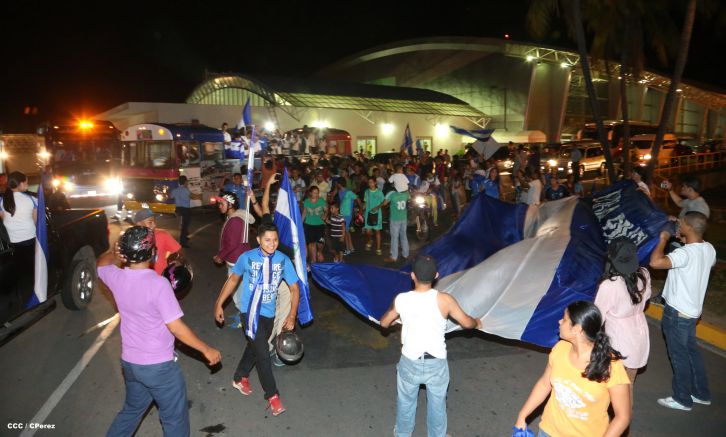 Una marea azul y blanca abraza a la selección nacional