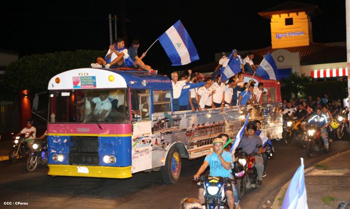 Una marea azul y blanca abraza a la selección nacional