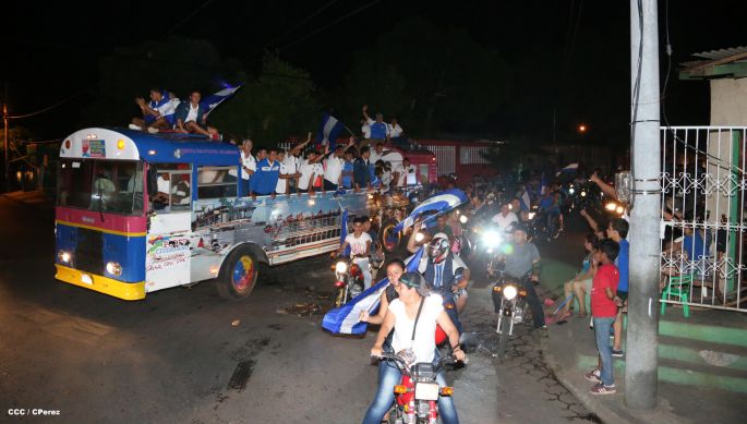 Una marea azul y blanca abraza a la selección nacional