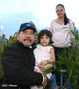 Presidente Daniel y Compañera Rosario participan en acto del 36 Aniversario de la Policía Nacional