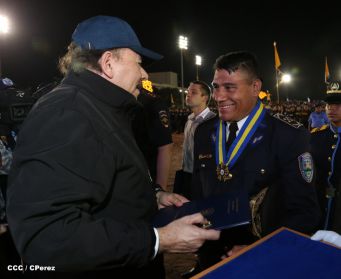 Presidente Daniel y Compañera Rosario participan en acto del 36 Aniversario de la Policía Nacional
