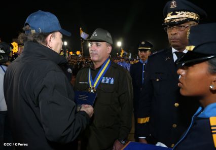 Presidente Daniel y Compañera Rosario participan en acto del 36 Aniversario de la Policía Nacional