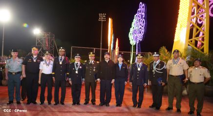 Presidente Daniel y Compañera Rosario participan en acto del 36 Aniversario de la Policía Nacional