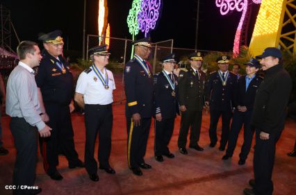 Presidente Daniel y Compañera Rosario participan en acto del 36 Aniversario de la Policía Nacional