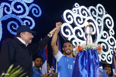 Presidente Daniel recibe de la selección nicaragüense de fútbol la Antorcha de la Independencia y la Unidad Centroamericana