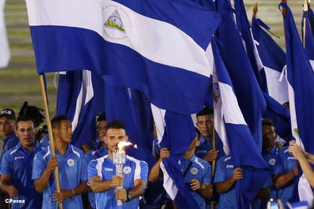 Presidente Daniel recibe de la selección nicaragüense de fútbol la Antorcha de la Independencia y la Unidad Centroamericana