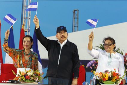 Presidente Daniel recibe de la selección nicaragüense de fútbol la Antorcha de la Independencia y la Unidad Centroamericana
