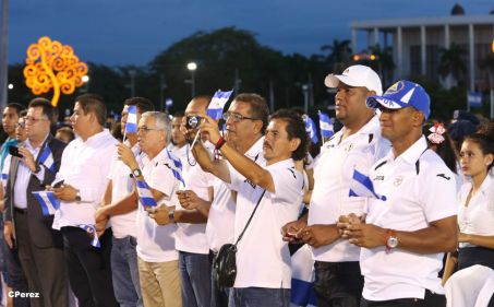 Presidente Daniel recibe de la selección nicaragüense de fútbol la Antorcha de la Independencia y la Unidad Centroamericana