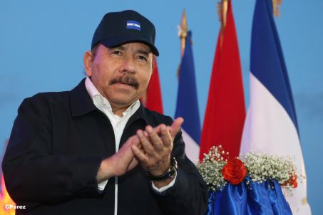 Presidente Daniel recibe de la selección nicaragüense de fútbol la Antorcha de la Independencia y la Unidad Centroamericana