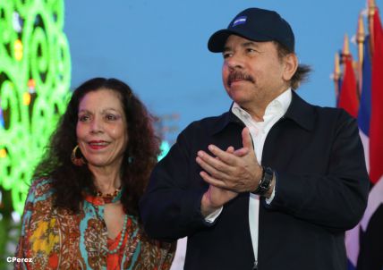 Presidente Daniel recibe de la selección nicaragüense de fútbol la Antorcha de la Independencia y la Unidad Centroamericana