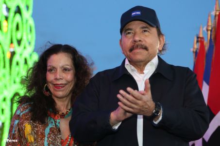 Presidente Daniel recibe de la selección nicaragüense de fútbol la Antorcha de la Independencia y la Unidad Centroamericana