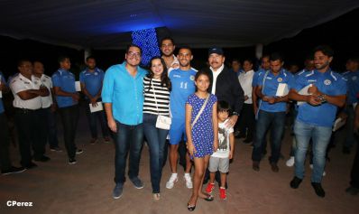 Presidente Daniel recibe de la selección nicaragüense de fútbol la Antorcha de la Independencia y la Unidad Centroamericana