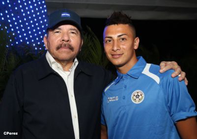Presidente Daniel recibe de la selección nicaragüense de fútbol la Antorcha de la Independencia y la Unidad Centroamericana