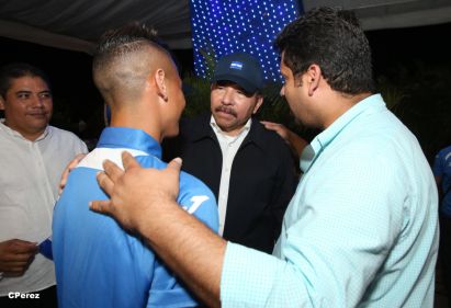 Presidente Daniel recibe de la selección nicaragüense de fútbol la Antorcha de la Independencia y la Unidad Centroamericana