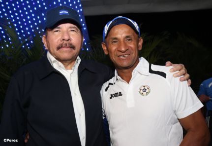 Presidente Daniel recibe de la selección nicaragüense de fútbol la Antorcha de la Independencia y la Unidad Centroamericana