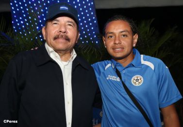 Presidente Daniel recibe de la selección nicaragüense de fútbol la Antorcha de la Independencia y la Unidad Centroamericana
