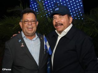 Presidente Daniel recibe de la selección nicaragüense de fútbol la Antorcha de la Independencia y la Unidad Centroamericana