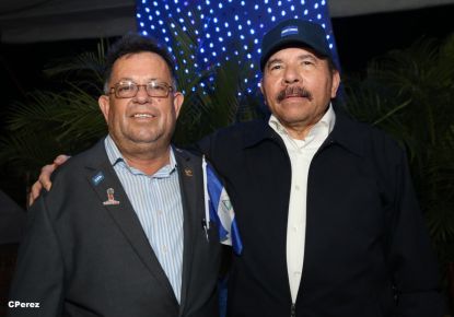 Presidente Daniel recibe de la selección nicaragüense de fútbol la Antorcha de la Independencia y la Unidad Centroamericana