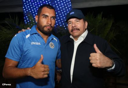 Presidente Daniel recibe de la selección nicaragüense de fútbol la Antorcha de la Independencia y la Unidad Centroamericana