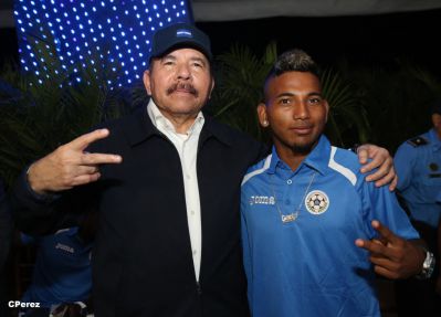 Presidente Daniel recibe de la selección nicaragüense de fútbol la Antorcha de la Independencia y la Unidad Centroamericana