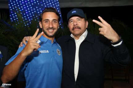 Presidente Daniel recibe de la selección nicaragüense de fútbol la Antorcha de la Independencia y la Unidad Centroamericana