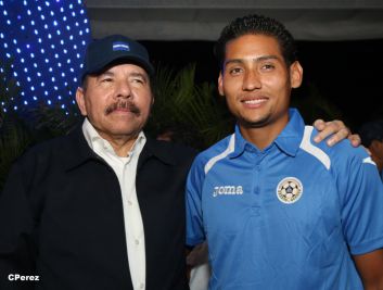 Presidente Daniel recibe de la selección nicaragüense de fútbol la Antorcha de la Independencia y la Unidad Centroamericana